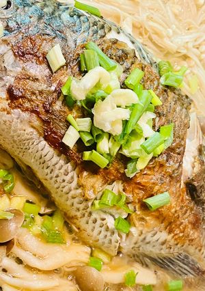 水煎煮吳郭魚佐金針菇鴻禧菇 的食譜成品照片