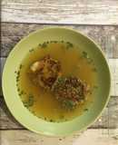 Kaspressknödelsuppe (sajtgombócos leves)