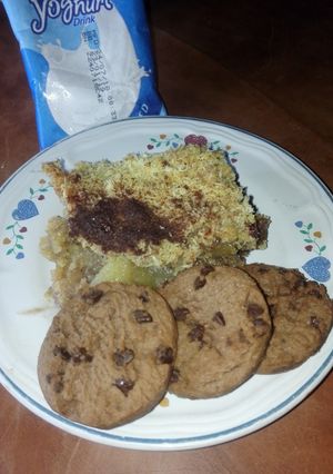 A picture of Pineapple crumble with yogurt and chocolate cookies.
