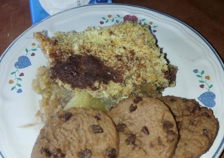 Pineapple crumble with yogurt and chocolate cookies