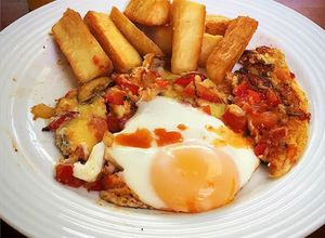 Una foto de Huevo a Huevo con Yuca Frita