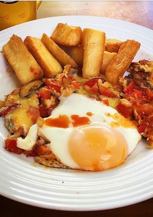 Una foto de Huevo a Huevo con Yuca Frita