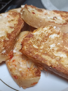 A picture of Spicy chilli egg bread.