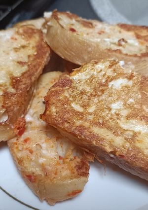 A picture of Spicy chilli egg bread.