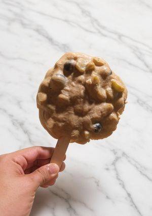 Una foto de Paletas tropicales de yogurt griego (sin azucar) con uvas y blueberries 🫐