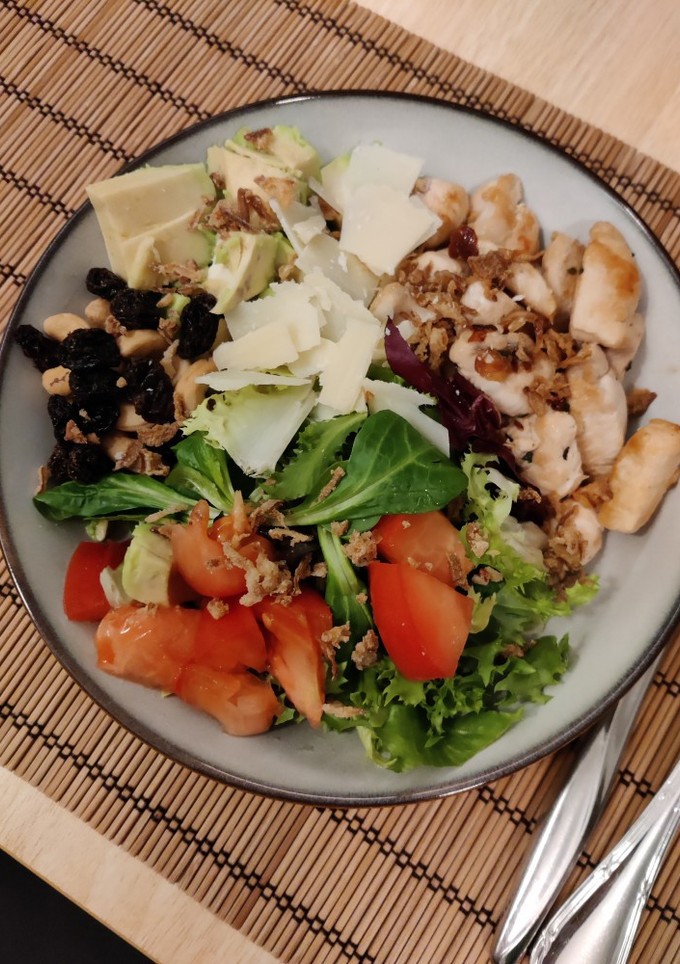 Una foto de Ensalada de pollo
