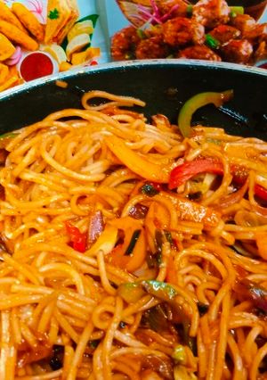 હક્કા નૂડલ્સ (Hakka Noodles Recipe in Gujarati) રેસીપી મુખ્ય ફોટો