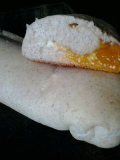 Una foto de Pan de mango y queso de cabra