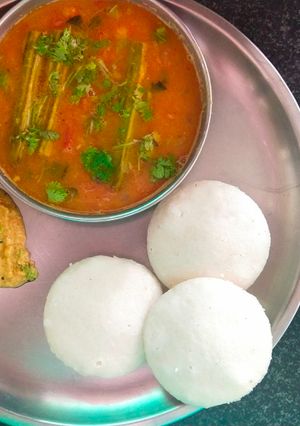 इडली, सांबर व दाळव्याची चटणी (idli sambar chutney recipe in marathi) रेसिपी चे मुख्य फोटो 