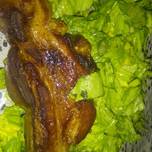 Carne de cerdo a la plancha con ensaladas