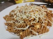 Una foto de tornillos con atun