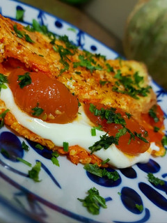 Foto de Crepioca de Cenoura recheada com requeijão e tomate confit