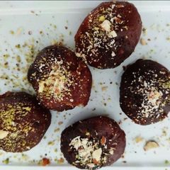 A picture of Dry fruits and nuts balls.