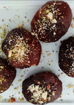 A picture of Dry fruits and nuts balls.