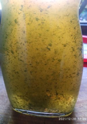 Una foto de Salmuera de albahaca para conservas