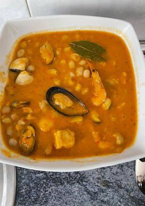 Una foto de Pochas con marisco