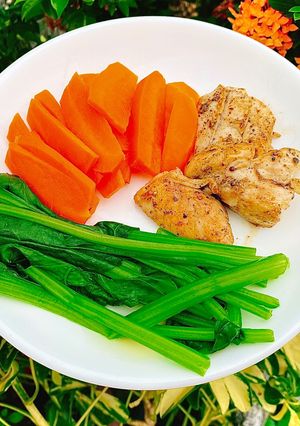 Hình của món Gà áp chảo ăn kèm rau củ luộc #Eatclean.