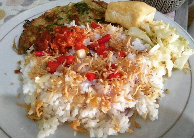 Langkah Mudah untuk Membuat Nasi liwet teri rice cooker + telor dadar kecap ketumbar yang Enak
