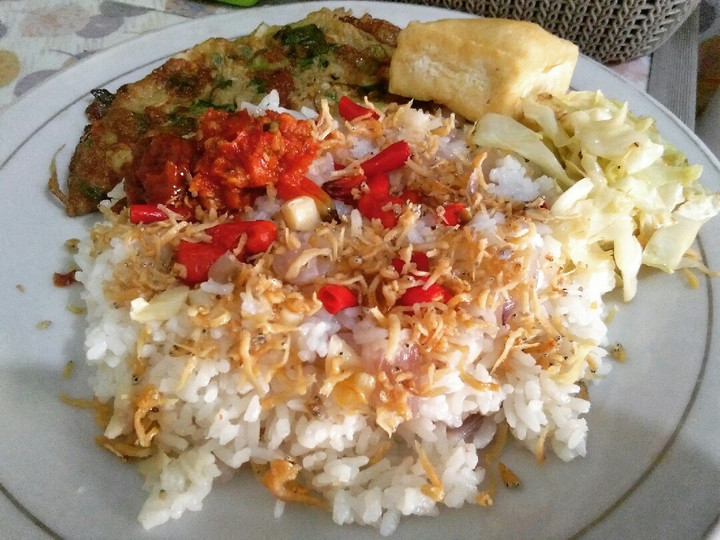 Langkah Mudah untuk Membuat Nasi liwet teri rice cooker + telor dadar kecap ketumbar yang Enak