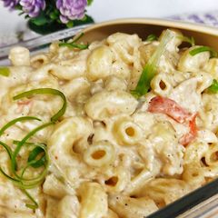 A picture of 3 color white sauce Macroni.