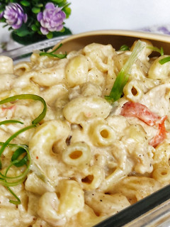 A picture of 3 color white sauce Macroni.