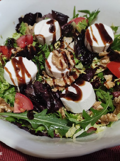 Una foto de Ensalada de queso de cabra y nueces en 6 minutos