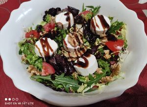 Foto principal de Ensalada de queso de cabra y nueces en 6 minutos