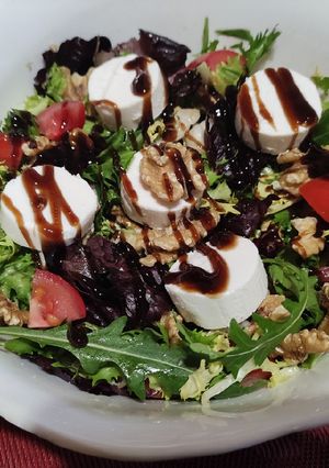 Una foto de Ensalada de queso de cabra y nueces en 6 minutos