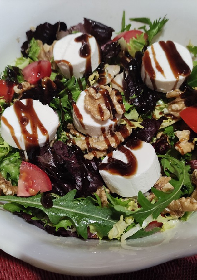 Una foto de Ensalada de queso de cabra y nueces en 6 minutos