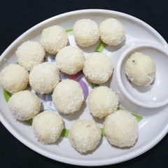 A picture of Coconut ladoo.