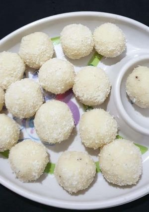 A picture of Coconut ladoo.