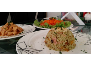 Una foto de Pollo a la naranja🍊 con arroz verde 🍚🥬y Ensalada colour🥗