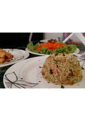 Una foto de Pollo a la naranja🍊 con arroz verde 🍚🥬y Ensalada colour🥗