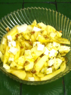 Una foto de Ensalada de manzana con queso y nuez