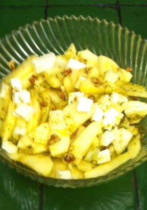 Una foto de Ensalada de manzana con queso y nuez