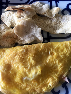 Una foto de Tortilla de huevo 🥚 relleno de jamón y queso 🧀