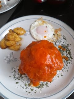 Una foto de Arroz a la cubana con platanito frito