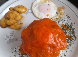 Una foto de Arroz a la cubana con platanito frito