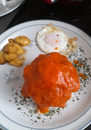 Una foto de Arroz a la cubana con platanito frito