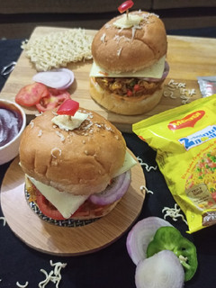 ચટપટા મેગી બર્ગર (Spicy Maggi Burger Recipe in Gujarati) રેસીપી મુખ્ય ફોટો