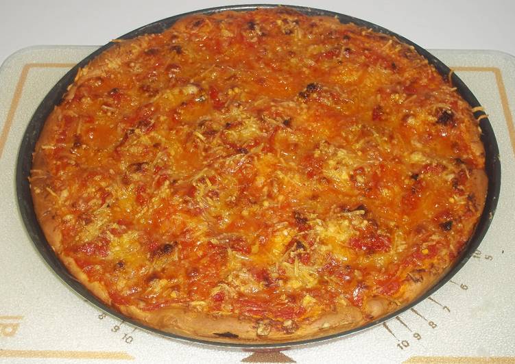 Pizza de atún y pimientos del piquillo