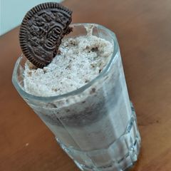 A picture of Strawberry Oreo Milkshake.