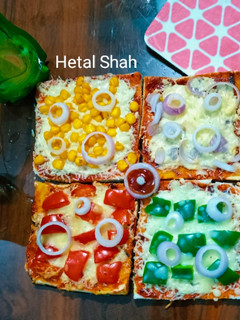 लूडो स्टाइल ब्रेड पिज़्ज़ा(ludo style bread pizza recipe in hindI) रेसिपी मुख्य फोटो