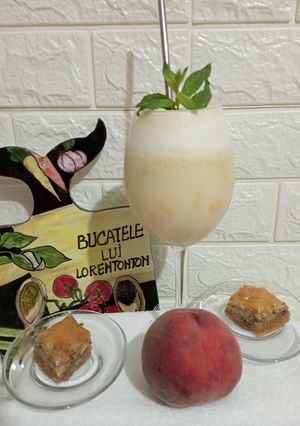 O poză a rețetei Cocktail din șampanie cu piersici și înghețată.