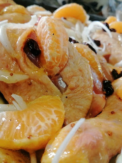 Una foto de Pollo a la mandarina y uvas pasas