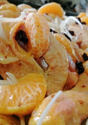 Una foto de Pollo a la mandarina y uvas pasas