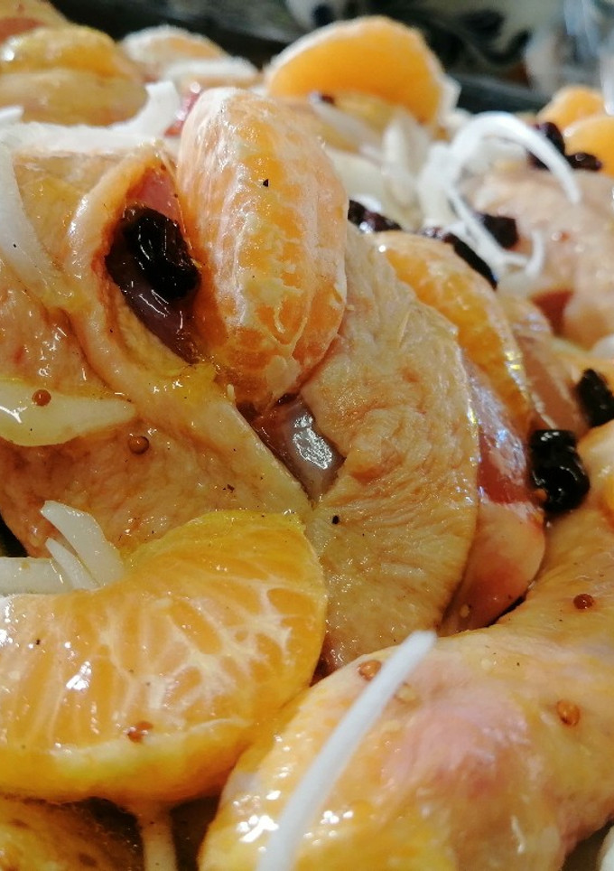 Una foto de Pollo a la mandarina y uvas pasas
