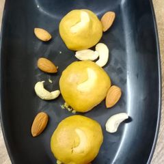A picture of Besan ladoo.