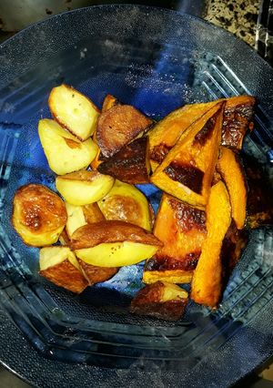 Una foto de Papas y zapallo al horno😋😋😋