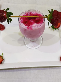 स्ट्रॉबेरी मिल्क शेक (Strawberry milkshake recipe in hindi) रेसिपी मुख्य फोटो